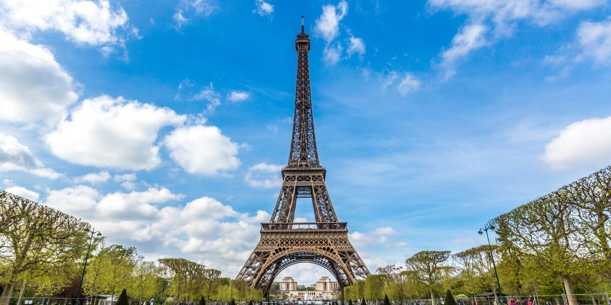 couple romantique Paris